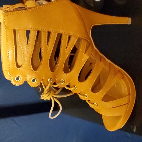 Women heels - Picture 2 of 3